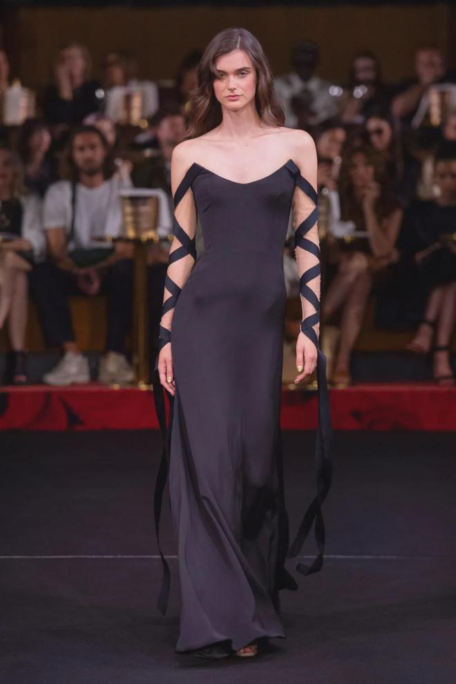 长款连衣裙40款 女性魅力爆棚的Alexis Mabille 2024年秋冬高级定制系列(图18)